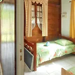 Bungalow de 2 chambres avec vue sur la mer jardin clos et wifi a Deshaies a 2 km de la plage