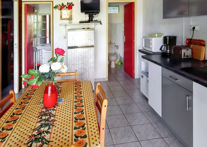 Bungalow de 2 chambres avec vue sur la mer jardin clos et wifi a Deshaies a 2 km de la plage